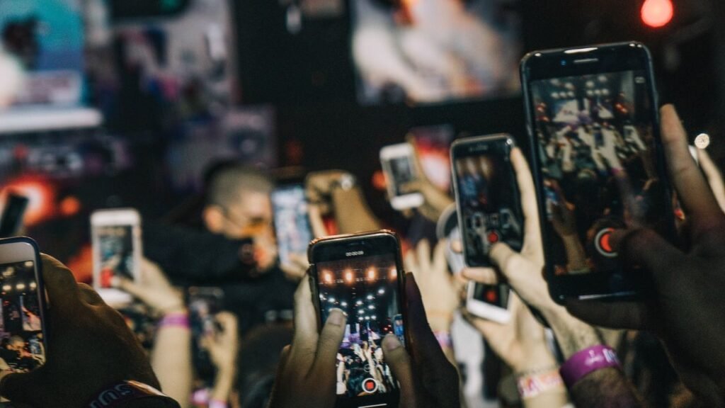 Una imagen de un teléfono móvil con una pantalla llena de iconos de redes sociales y una gráfica de ventas en aumento