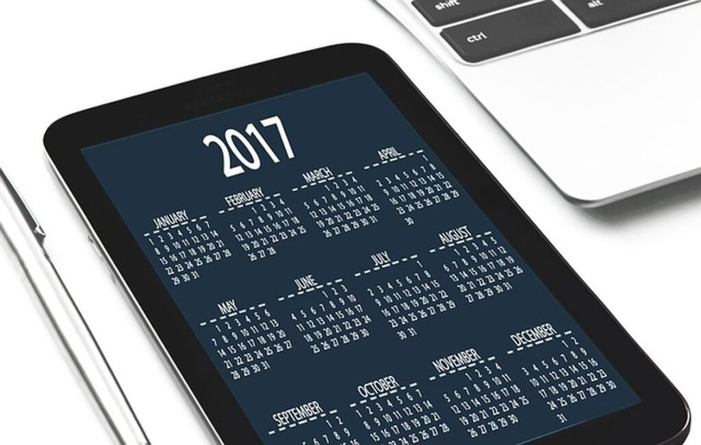 Imagen de un calendario con fechas marcadas y post-its con temas de blog