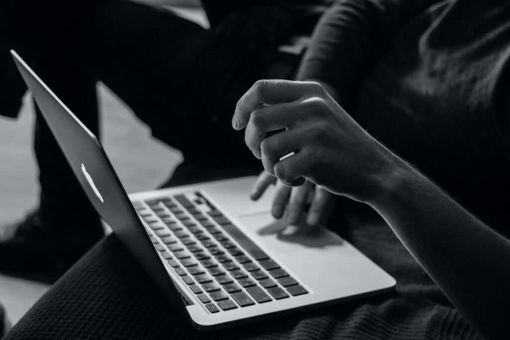 Una imagen de una persona con una laptop rodeada de iconos de blogs y redes sociales